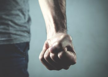 Tampar Wajah Ayahnya hingga Pukuli dengan Handuk, Pria Ini Dilaporkan Kakaknya