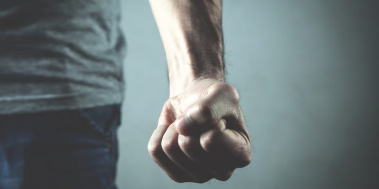 Tampar Wajah Ayahnya hingga Pukuli dengan Handuk, Pria Ini Dilaporkan Kakaknya