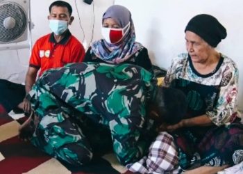Menangis Bersimpuh, Oknum TNI AU Yang Usir Ibu Mertua dari Rumah Dinas Minta Maaf: Jangan lakukan lagi ya, Nak