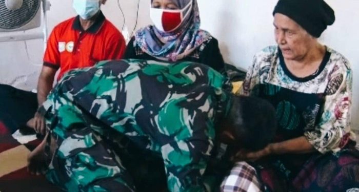 Menangis Bersimpuh, Oknum TNI AU Yang Usir Ibu Mertua dari Rumah Dinas Minta Maaf: Jangan lakukan lagi ya, Nak
