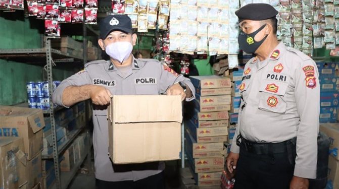 Puluhan Botol Miras Diamankan dari Warung Jamu di Rangkasbitung Dalam Operasi Pekat Maung