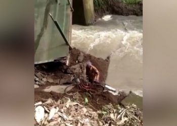 Melintasi Jembatan Ambruk, Kakek Terperosok ke Sungai di Blitar