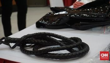 Ini Penampakan Alat Bantu Seks Pecut yang digunakkan Siskaeee untuk Produksi Konten Porno