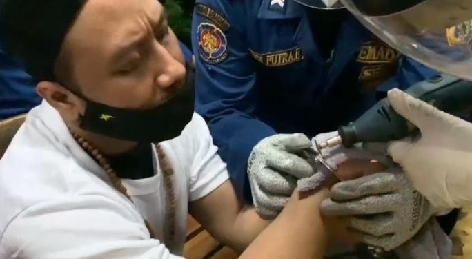 Borgol Tahanan Tak Bisa Dilepas, Damkar Jakarta Timur Turun Tangan