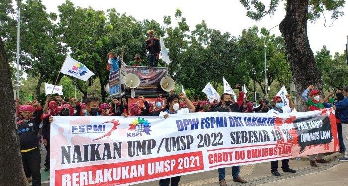 Tagih Janji Anies Baswedan soal UMP, Buruh Geruduk Balai Kota