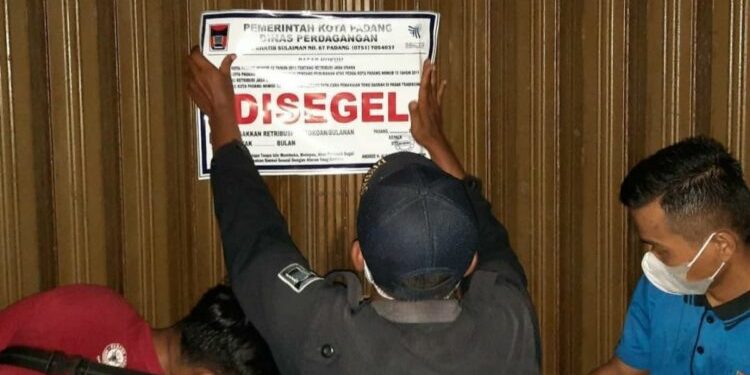 Tidak bayar Retribusi, 27 Toko Disegel di Kota Padang