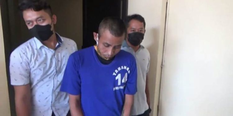 Tak Terima Kekasih dihina, Seorang Pemuda Bacok Orang Tua Angkat dan Dua Sahabatnya