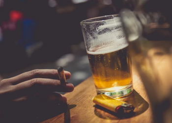 Disuruh Bereskan Puntung Rokok, Remaja Ini Ludahi dan Katai Ibunya