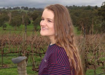 Lupa Aktifkan Rem Tangan, Wanita Ini Dilindas Mobil Sendiri