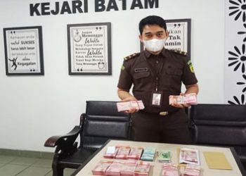 Mantan Kepsek SMA 1 Batam Ditahan, Puluhan Guru Kembalikan Dana Korupsi BOS