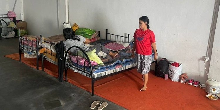 Dua Calon Pekerja ART Minta Bantuan dengan Melempar Kertas dari Dalam Ruko Penyekapan di Batam