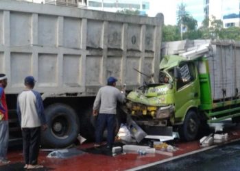 Kecelakaan Libatkan 2 Truk di Jalan Gatot Subroto, Satu Pengemudi Tewas Terjepit