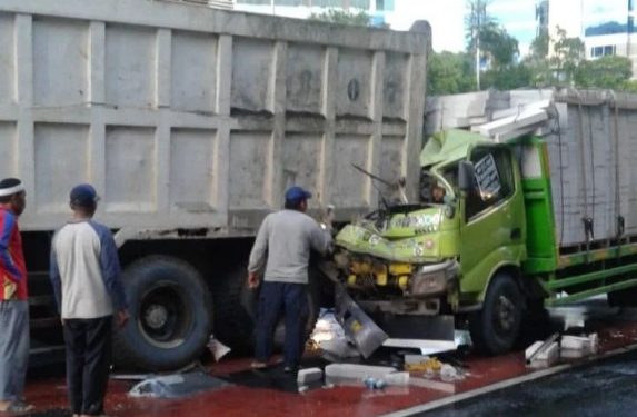 Kecelakaan Libatkan 2 Truk di Jalan Gatot Subroto, Satu Pengemudi Tewas Terjepit