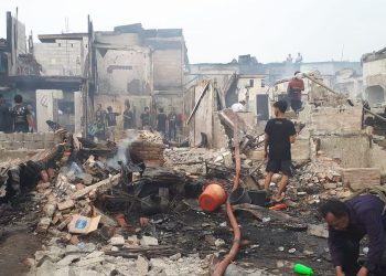 Saksi Lihat Pengendara Motor Lempar Benda Misterius Sesaat Sebelum Kebakaran di Tebet