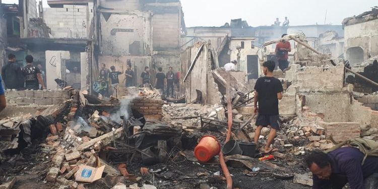 Saksi Lihat Pengendara Motor Lempar Benda Misterius Sesaat Sebelum Kebakaran di Tebet