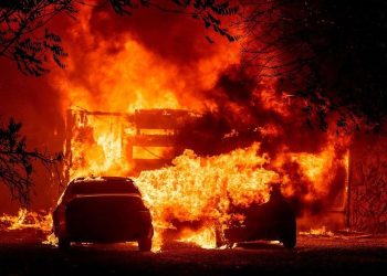 Pabrik Kimia Terbakar, Damkar Terluka Saat Berusaha Padamkan Api