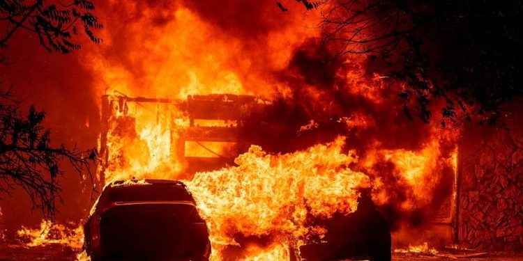 Pabrik Kimia Terbakar, Damkar Terluka Saat Berusaha Padamkan Api