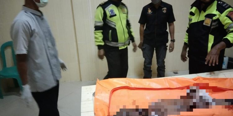 Geger, Warga Temukan Mayat Pria Bertato di Pinggir Jalan Pelalawan