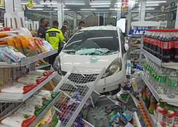 Mobilnya Jalan Sendiri saat Diparkir, Jazz Putih Hantam Indomaret Imam Munandar, 5 Orang luka