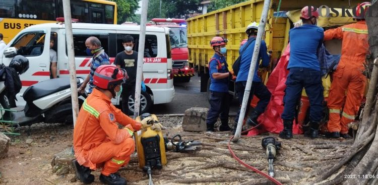 Truk Pengangkut Es Batu Hantam Pohon di Lenteng Agung, 1Orang Tewas dan Dua Lainnya Luka Parah