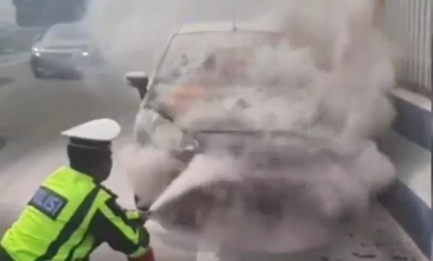 Mobil Ford Fiesta Terbakar di Tol Jagorawi, Diduga Korsleting Listrik