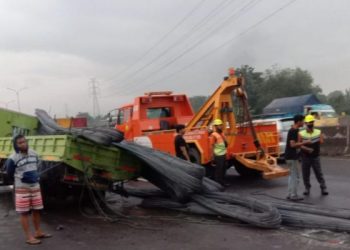 Kecelakaan Maut, 2 Sopir Truk Tewas saat Ganti Ban di Tol Tangerang – Merak
