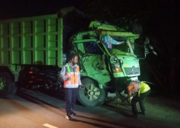 Tronton Hantam Dump Truk di Tol Tangerang – Merak, Kernet Tewas Terjepit