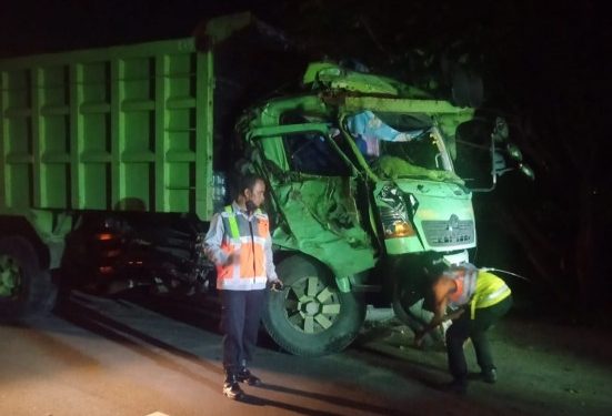 Tronton Hantam Dump Truk di Tol Tangerang – Merak, Kernet Tewas Terjepit