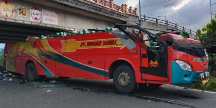 Bus Sipirok Nauli Tabrak Jembatan Layang di Padang Panjang, 18 Orang Luka-luka