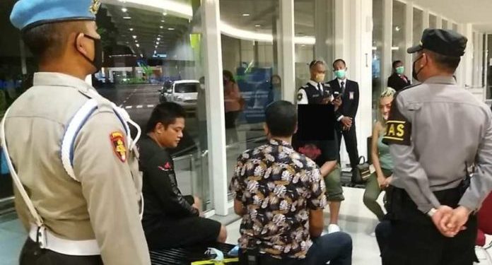 Pria Yordania yang Ketinggalan Pesawat di Ngurah Rai Menyerang Polisi dan Penjaga Keamanan