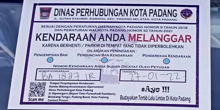 Sebabkan Macet, Tiga Mobil Parkir Sembarangan di Badan Jalan Digembosi Petugas dan Dipasang Stiker Pelangar di Kota Padang