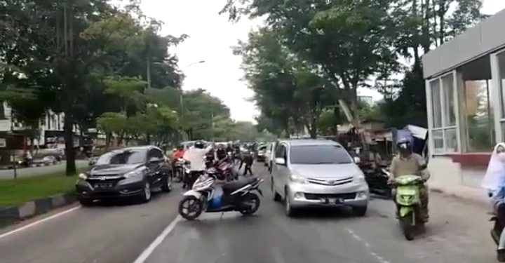 Hati-hati Ada Tumpahan Minyak di jalan Arifin Achmad Pekanbaru, Belasan Kendaraan Tergelincir