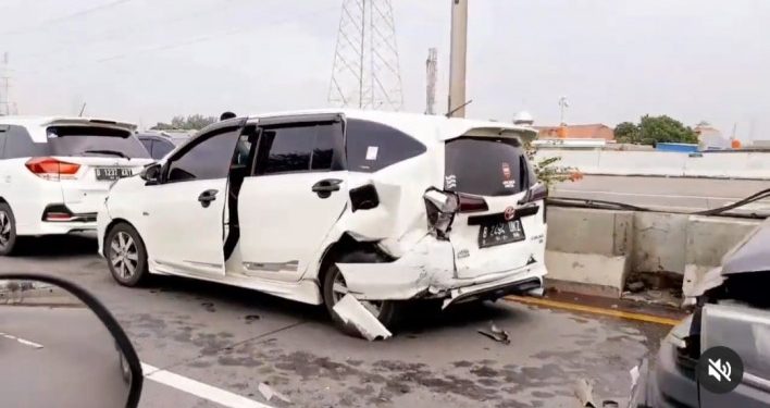 Ngerem Mendadak, 4 Mini Bus Tabrakan Beruntun di Exit Tol Ancol