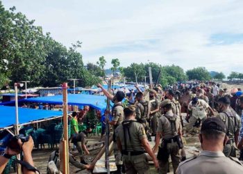 Puluhan Tenda Biru Pedagang di Pantai Padang Dibongkar Satpol PP
