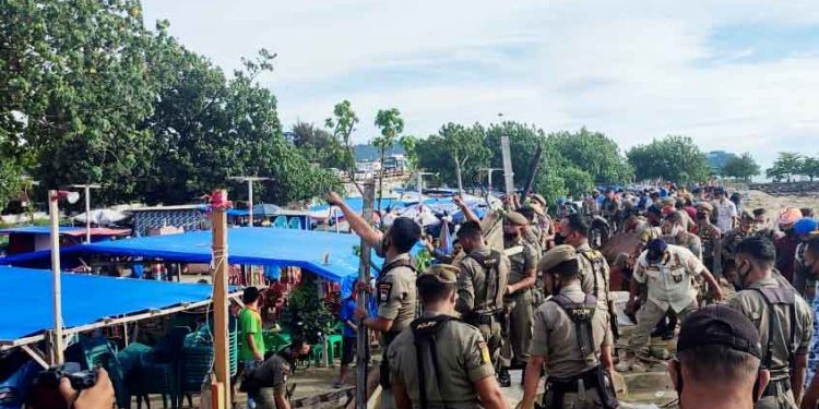 Puluhan Tenda Biru Pedagang di Pantai Padang Dibongkar Satpol PP