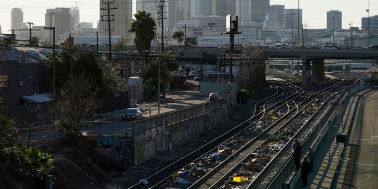 Puluhan Pistol dan Senapan Nahas Dicuri dari Kereta Kargo LA