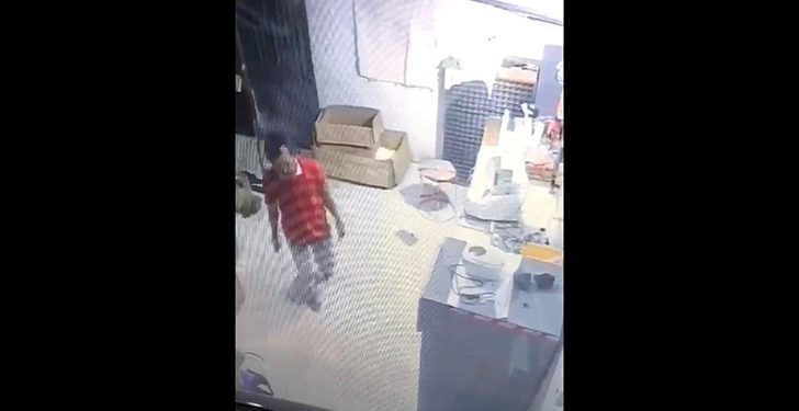 Aksi Pencurian di Ruko Warga Jalan Tuangku Tambusai terekam CCTV, Ini Pelakunya