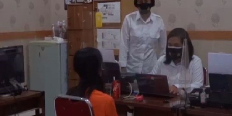 Aniaya Anak Tetangga hingga Muntah Darah, Ibu Muda di Kediri Ditahan Polisi