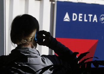 Tiga Wanita NY Dihadapkan dengan Tuntutan Federal setelah Tinju dan Serang Petugas Delta Airlines