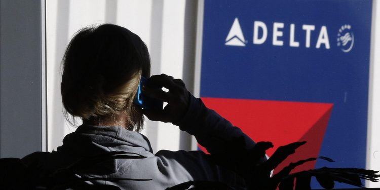 Tiga Wanita NY Dihadapkan dengan Tuntutan Federal setelah Tinju dan Serang Petugas Delta Airlines