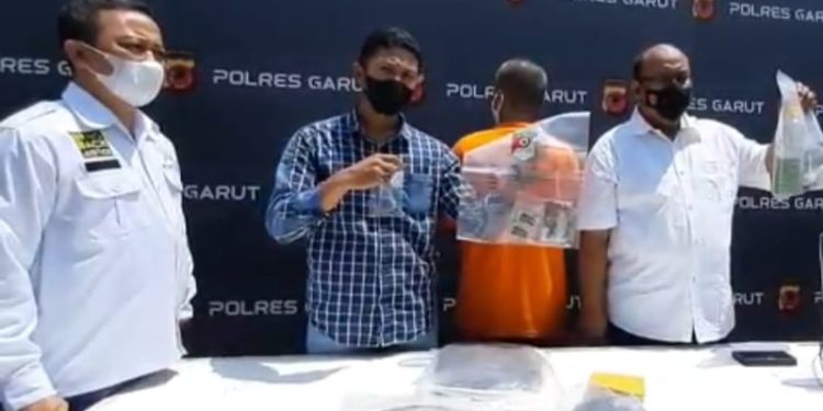 Sakit Hati Gaji Tak Dibayarkan selama 2 Tahun, Guru Honorer Cikelet Garut Bakar Sekolah