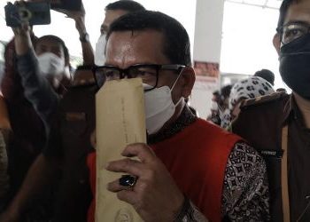 Pakai Rompi Merah, Dekan FISIP Unri Nonaktif Syafri Harto Ditahan Jaksa