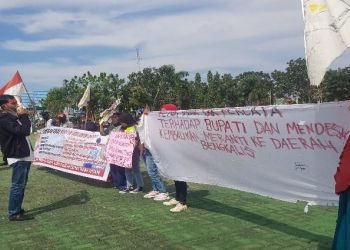 Demo Bupati Adil, Massa Desak Polda Riau Usut Tuntas Persoalan Sampah di Pantai Mekong