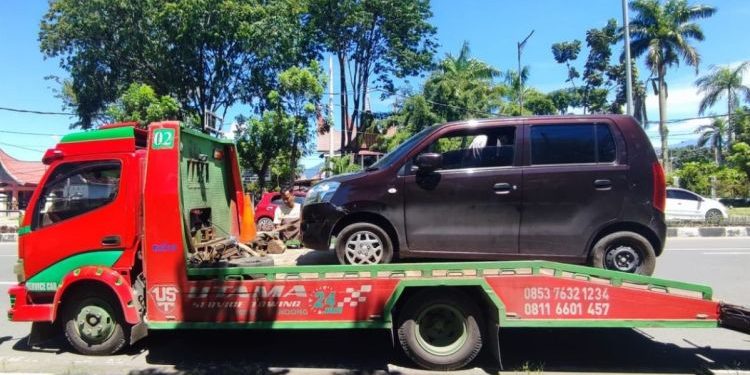 Debt Collector Diduga Pecahkan Ban Mobil saat Mengejar Mobil Nungak Tagihan di Padang