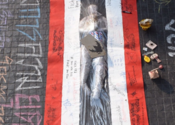 Siswa Seni di Chiang Mai Menghadapi Hukuman Penjara Karena Menghilangkan Satu Warna Bendera Thailand