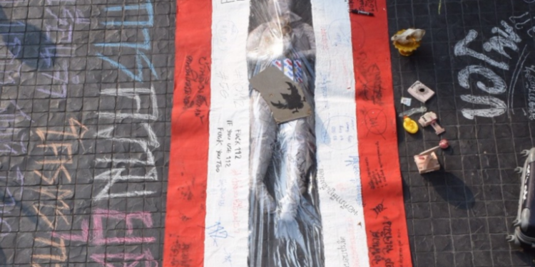 Siswa Seni di Chiang Mai Menghadapi Hukuman Penjara Karena Menghilangkan Satu Warna Bendera Thailand