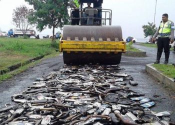 Puluhan Knalpot Brong Hasil Penertiban Dimusnahkan Satlantas Polres Pelalawan