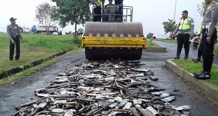 Puluhan Knalpot Brong Hasil Penertiban Dimusnahkan Satlantas Polres Pelalawan