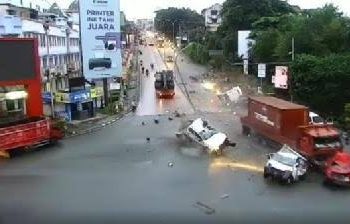 Rem Blong, Truk Tronton Tabrak Mobil-Motor di Lampu Merah Balikpapan