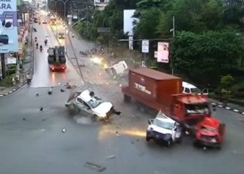 Rem Blong, Tronton Bermuatan 20 Ton Tabrak Puluhan Kendaraan di Lampu Merah